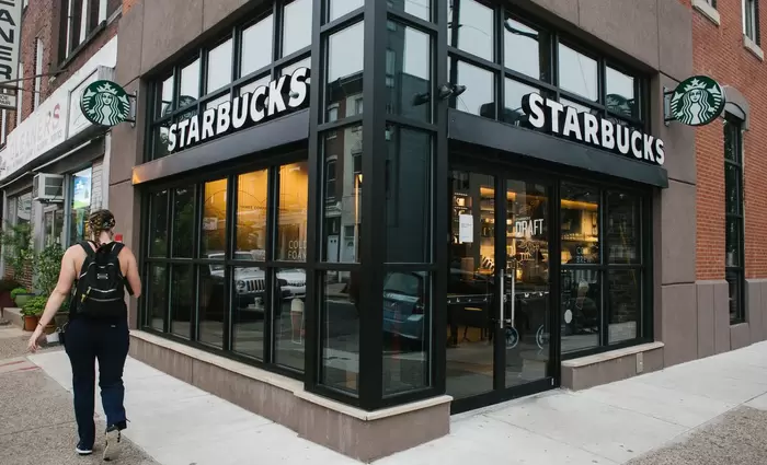 Starbucks: Τέλος τα πλαστικά καλαμάκια