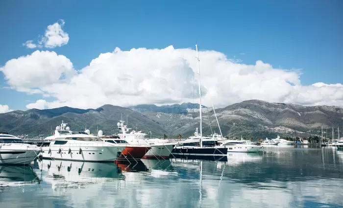 Στα ύψη η ζήτηση για super yachts – Όταν η πολυτέλεια ταξιδεύει στις θάλασσες του πλούτου