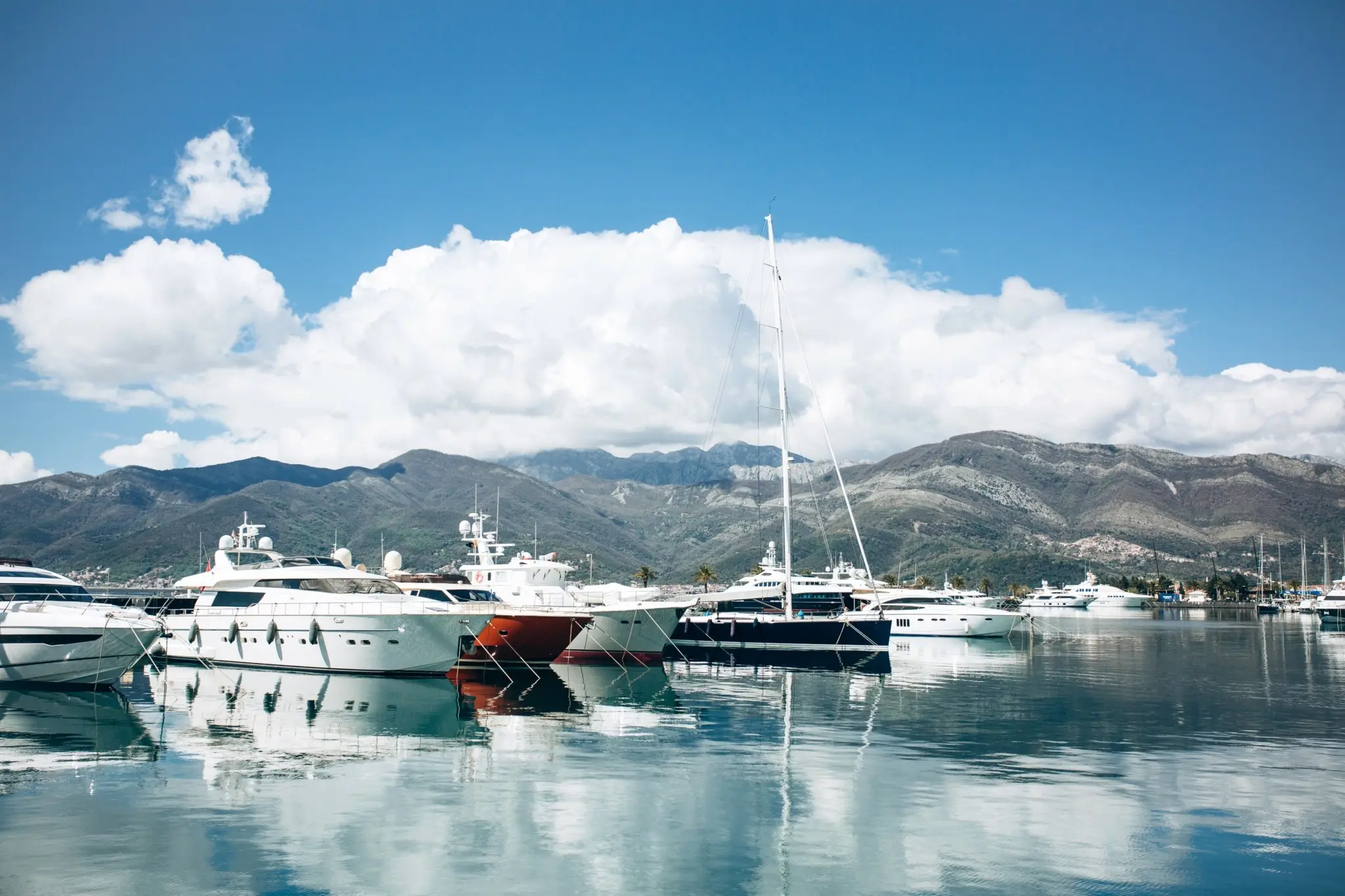 Στα ύψη η ζήτηση για super yachts – Όταν η πολυτέλεια ταξιδεύει στις θάλασσες του πλούτου