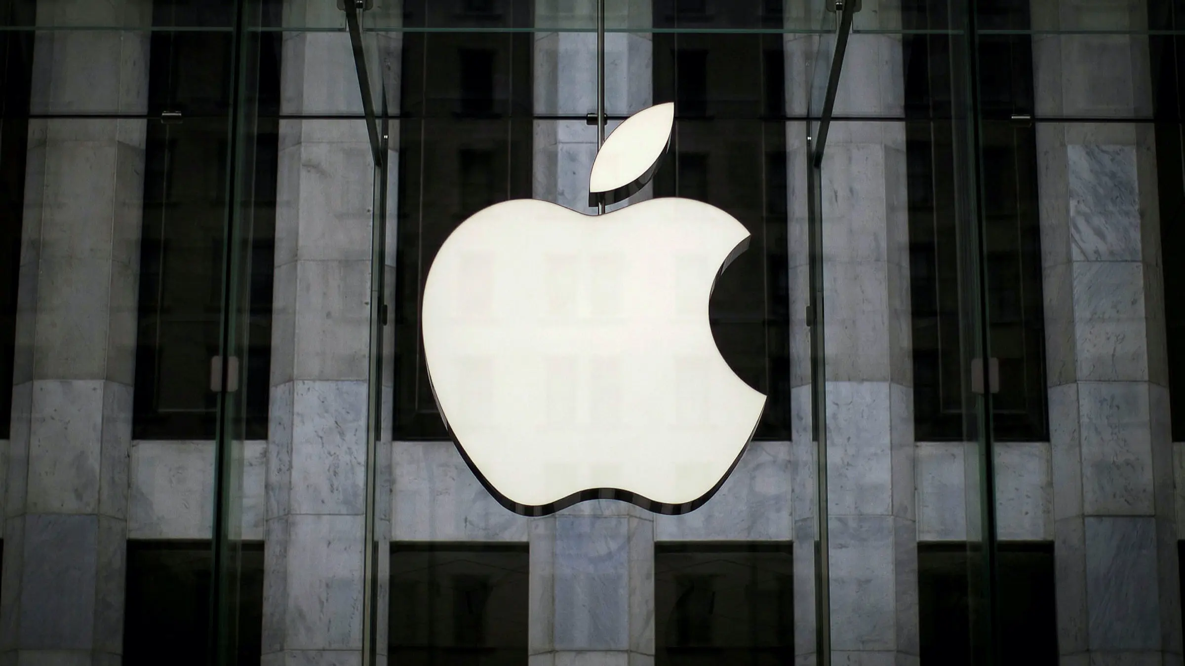 Η Apple επαναγοράζει μετοχές της λόγω πλεονάζουσας ρευστότητας