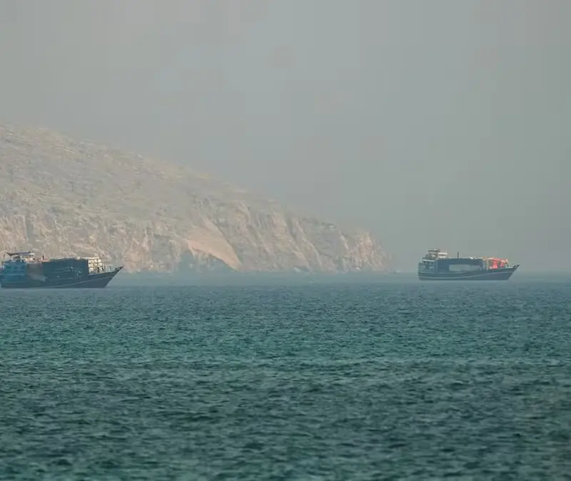 Το Ιράν χτύπησε πλοίο με κυπριακή σημαία και έκλεισε τα Στενά του Ορμούζ – Κύμα αεροπορικών βομβαρδισμών από τις ΗΠΑ