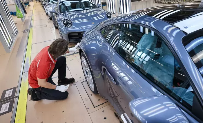 Porsche: Κόβει 500 θέσεις εργασίας λόγω πίεσεων από δασμούς των ΗΠΑ και πτώση των κερδών