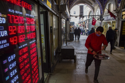 Το ξανασκέφτεται η Τουρκία για τα επιτόκια – Κίνδυνοι για πληθωρισμό και αστάθεια της λίρας