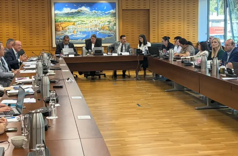 Κρατικός προϋπολογισμός με εύσημα για την οικονομία και επικρίσεις για την κυβερνητική πολιτική