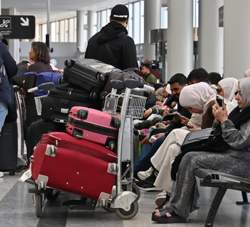 Οι επιθέσεις στο Ιράν διαταράσσουν χιλιάδες πτήσεις – Ζημιές στο αεροδρόμιο του Ντουμπάι