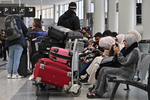 Οι επιθέσεις στο Ιράν διαταράσσουν χιλιάδες πτήσεις – Ζημιές στο αεροδρόμιο του Ντουμπάι