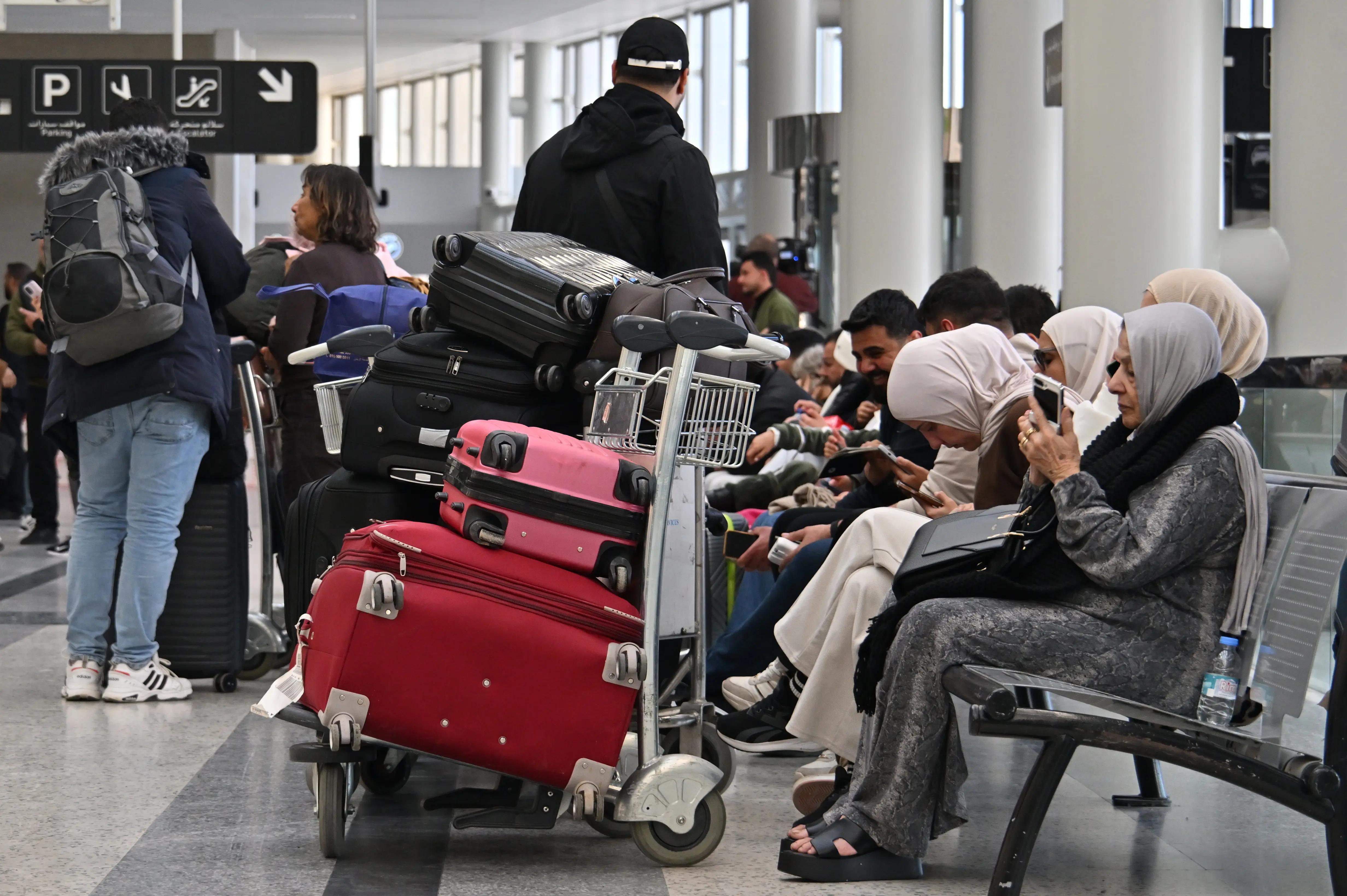 Οι επιθέσεις στο Ιράν διαταράσσουν χιλιάδες πτήσεις – Ζημιές στο αεροδρόμιο του Ντουμπάι