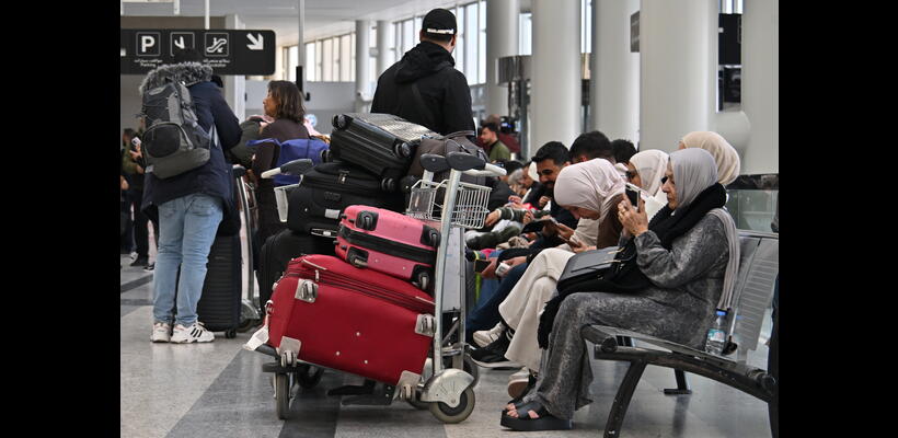 Οι επιθέσεις στο Ιράν διαταράσσουν χιλιάδες πτήσεις – Ζημιές στο αεροδρόμιο του Ντουμπάι