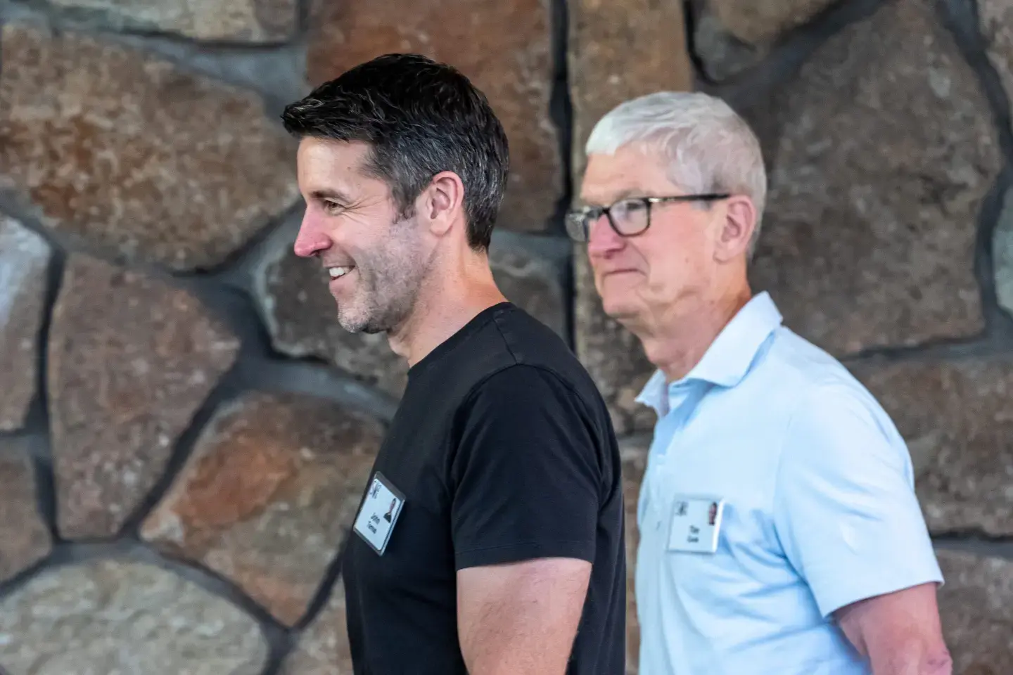 Apple: Αλλαγή φρουράς μετά από 15 χρόνια – Από τον «μάγο» των operations Τιμ Κουκ στον μηχανικό Τζον Τέρνους