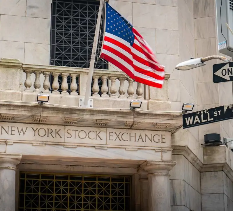 Wall Street: Συγκρατημένες κινήσεις μετά το ιστορικό ρεκόρ του S&P 500