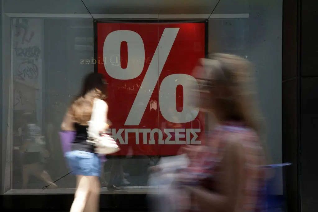 Οι καλοκαιρινές εκπτώσεις κινούν την αγορά, λένε ΚΕΒΕ και ΠΟΒΕΚ
