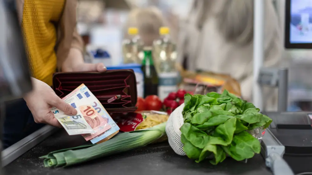 Πήραν φωτιά τα χόρτα και τα λαχανικά  - Ράλι τιμών τον Ιούλιο με αυξήσεις έως 46%
