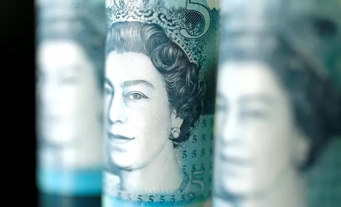 Συνεχίζει να «πετάει» η στερλίνα