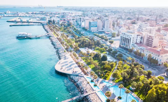 Τομείς της οικονομίας εξ ολοκλήρου στα χέρια ξένων - Συμπράξεις με ντόπιους για να μπει φρένο