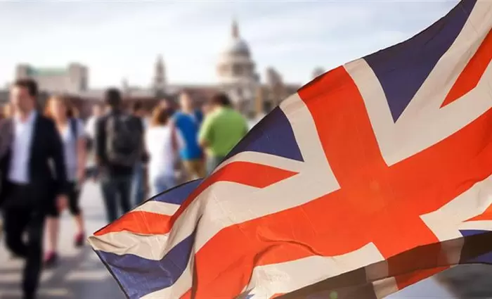 Υπουργός προτρέπει τους Βρετανούς να μην πάνε διακοπές στο εξωτερικό