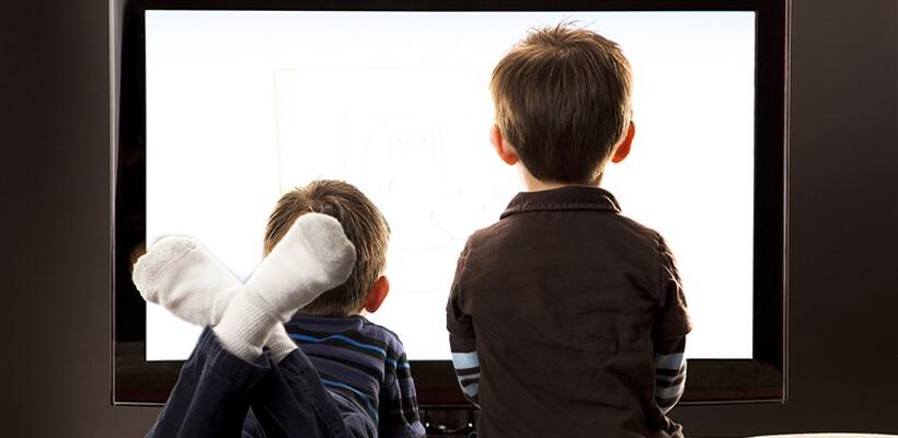 Πόσο χρόνο περνούν τα μικρά παιδιά μπροστά από οθόνες