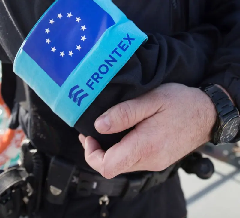 Politico: Η Frontex ξέμεινε από χρήματα και «παγώνει» το πρόγραμμα στήριξης των απελαθέντων μεταναστών