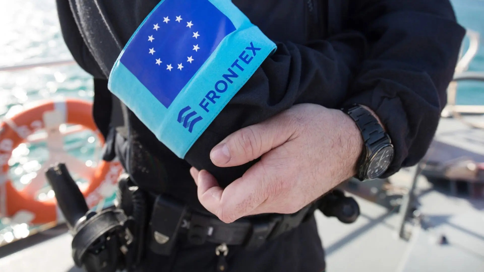 Politico: Η Frontex ξέμεινε από χρήματα και «παγώνει» το πρόγραμμα στήριξης των απελαθέντων μεταναστών