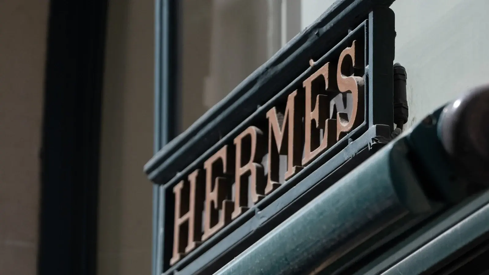 Hermès: Κάτω από τον πήχη οι πωλήσεις α’ τριμήνου – Ποια καταστήματα επηρεάστηκαν