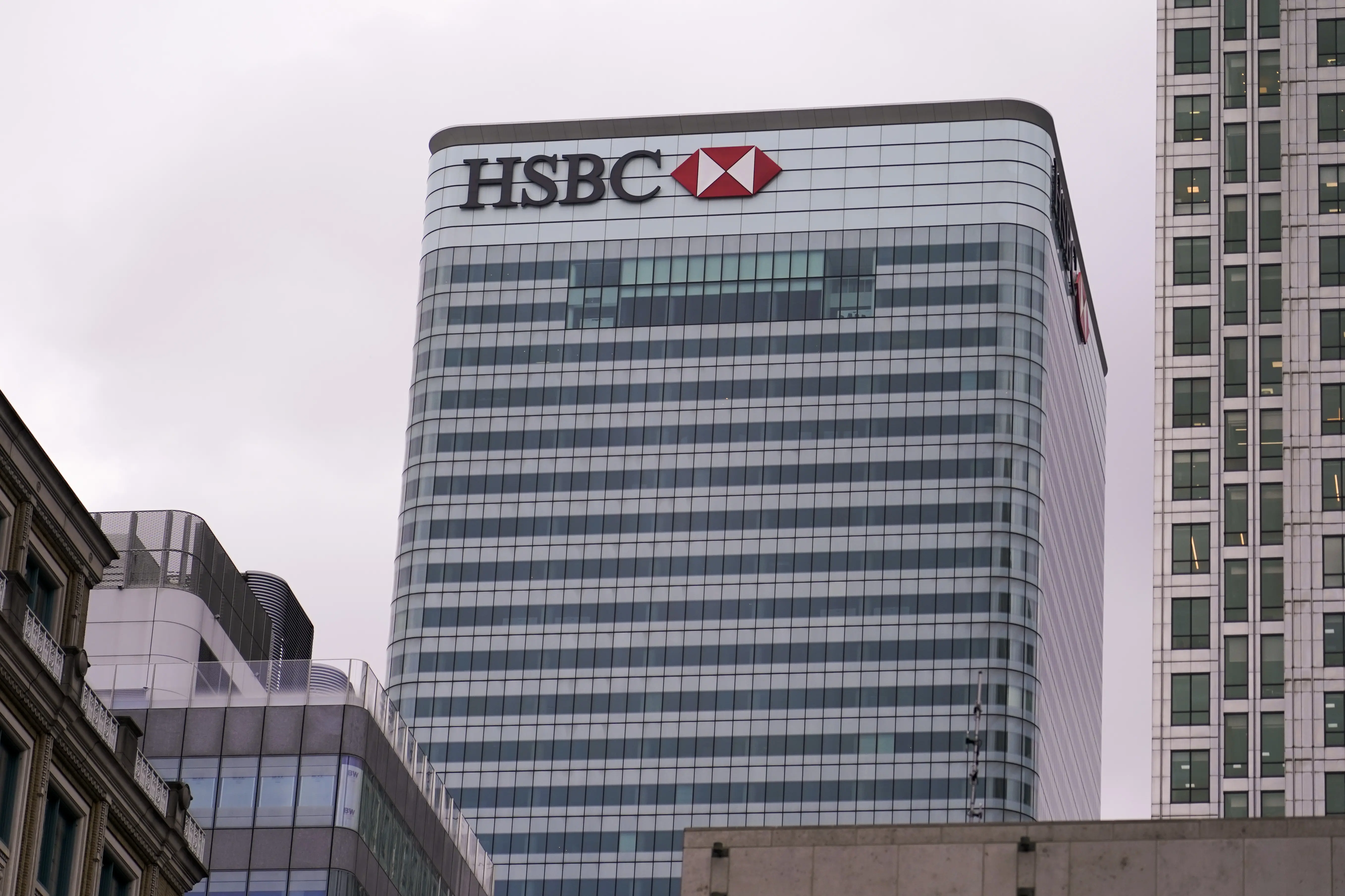 HSBC: Οι τράπεζες βάζουν «φρένο» στη χρηματοδότηση της AI – Ζητούν υψηλότερες αποδόσεις