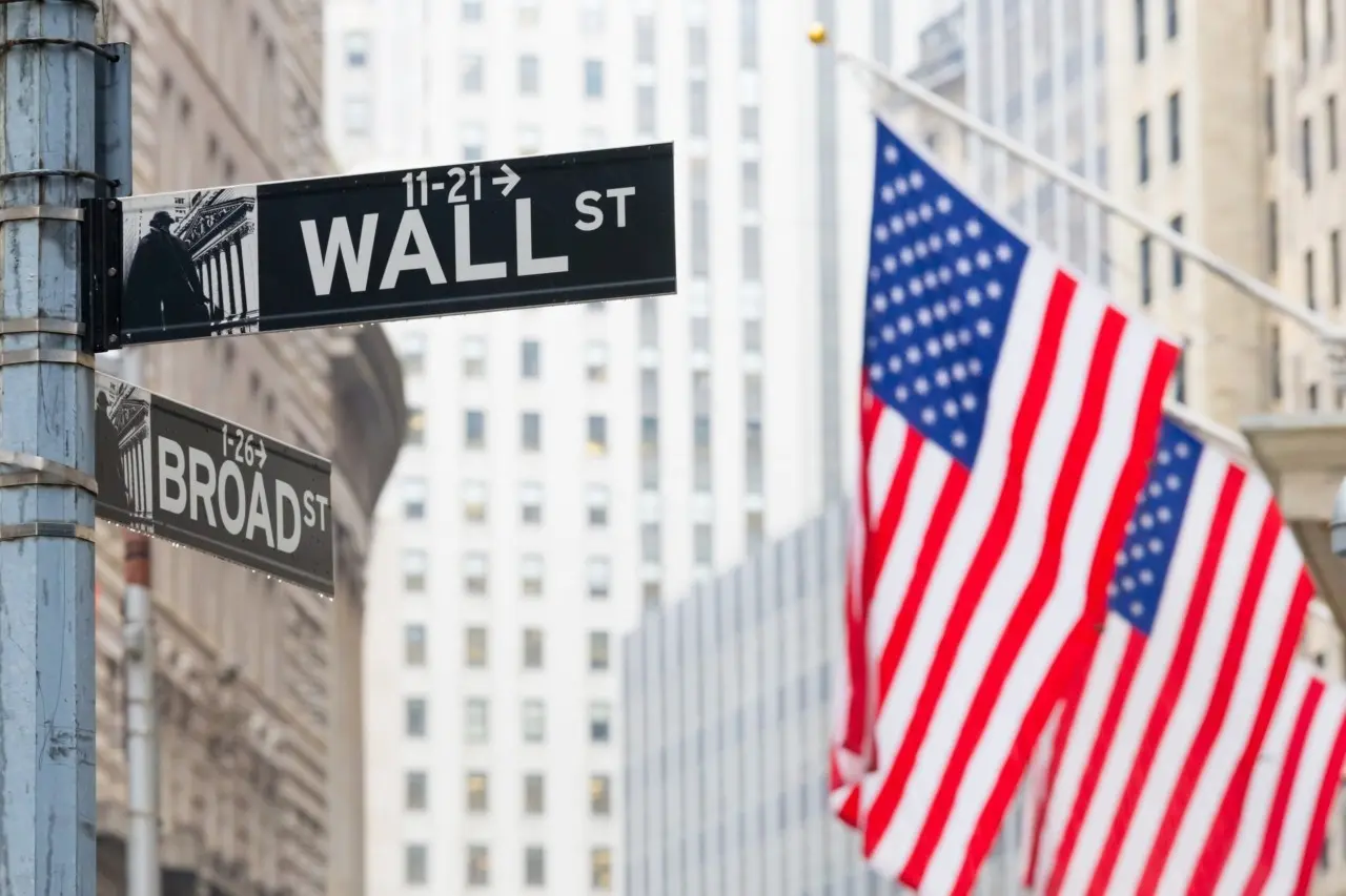 Wall Street: Ράλι μετά τη συμφωνία ΗΠΑ – Ιράν με πρόσθετη ώθηση από τη SpaceX – Νέο ρεκόρ ο Dow Jones