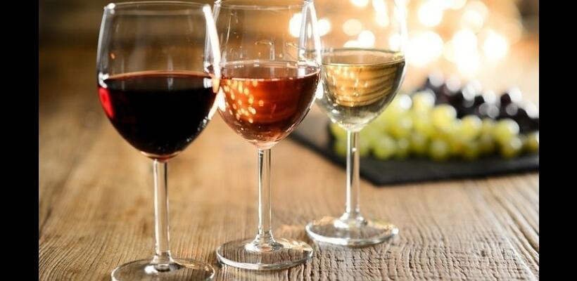 Τραμπ: Απειλεί με δασμούς 100% στα γαλλικά κρασιά αν δεν καταργηθεί ο φόρος στις Big Tech