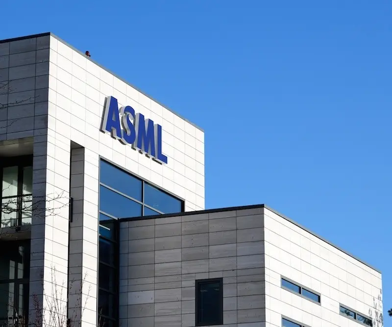 ASML: Ανεβάζει τον πήχη των πωλήσεων λόγω έκρηξης στην τεχνητή νοημοσύνη