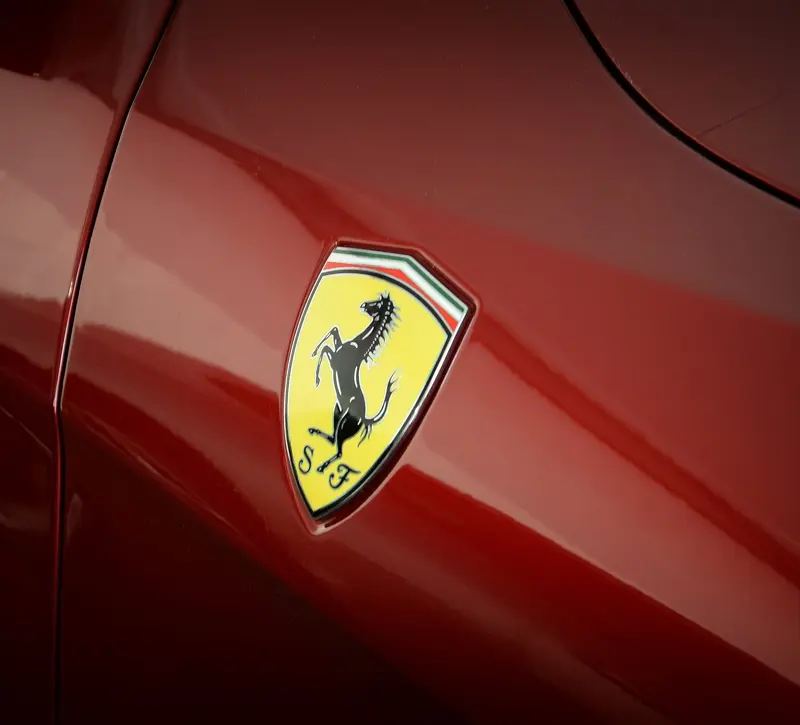 Η Ferrari μπροστά στη μεγαλύτερη αλλαγή της ιστορίας της – Η ηλεκτρική εποχή και η αντίδραση που αλλάζει τα δεδομένα
