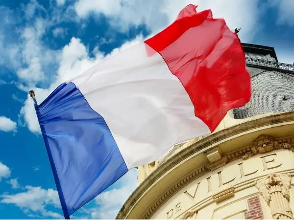 Οριακή επιβράδυνση παρουσίασε το β' τρίμηνο η οικονομική ανάπτυξη στη Γαλλία