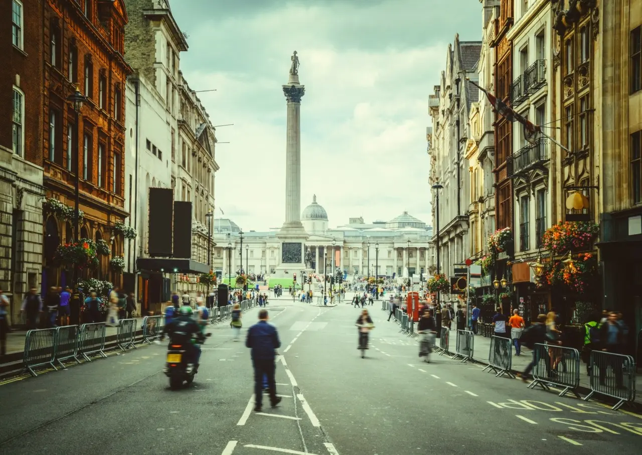 Βρετανία: Ο μέσος εργαζόμενος χρειάζεται 52 χρόνια αποταμίευσης για να θεωρηθεί πλούσιος