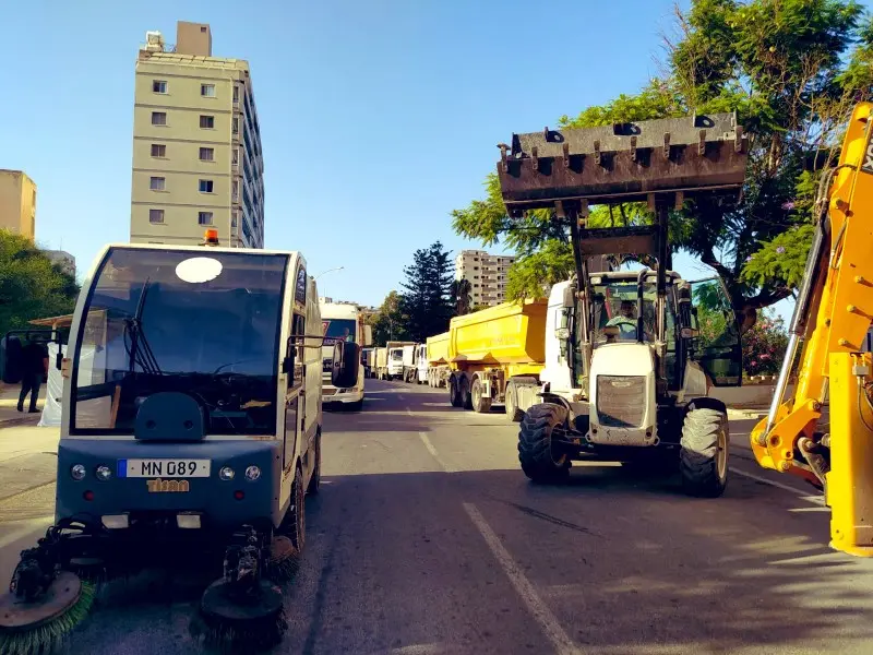 Οι μπουλντόζες στα Βαρώσια ρίχνουν την τουρκική λίρα