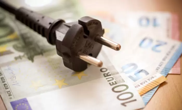 ΟΕΒ και ΡΑΕΚ ψάχνουν συνταγή για να πέσει ο λογαριασμός του ρεύματος