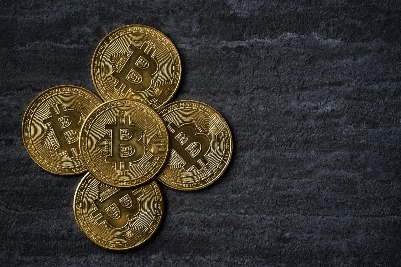 Τα assets της «παλιάς οικονομίας» κλέβουν τη λάμψη του Bitcoin: Γιατί δεν ξεπερνά τα $75.000