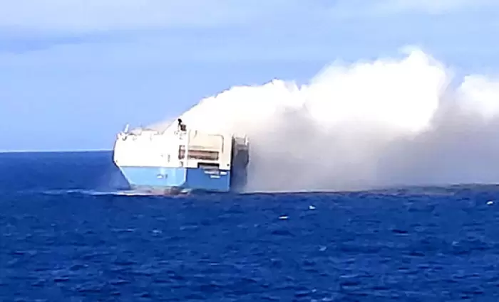 Παρανάλωμα έγινε πλοίο που μετέφερε χιλιάδες Porsche, Audi & Lamborghini