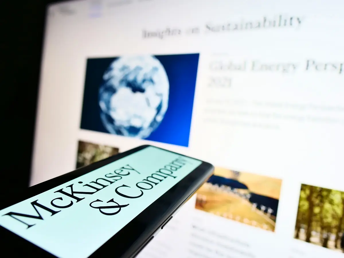 Η εταιρεία συμβούλων McKinsey σχεδιάζει 2.000 απολύσεις