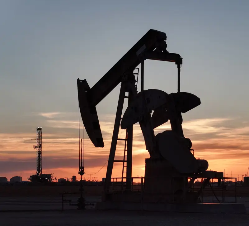 Πετρέλαιο: Υποχωρεί στα $106 το Brent καθώς η Σαουδική Αραβία επαναφέρει τον κρίσιμο αγωγό East-West