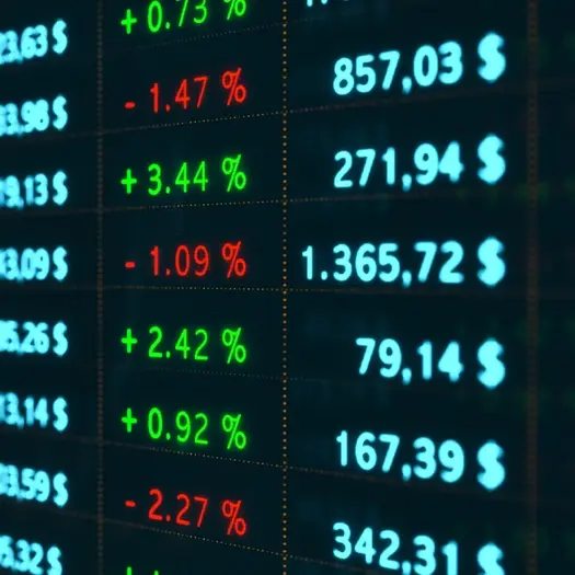 Επενδυτικές ευκαιρίες μετά το σοκ του Ιράν: Mετοχές ενέργειας και άμυνας προσελκύουν επενδυτές