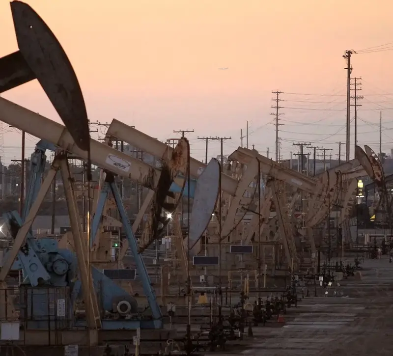 Κατακόρυφη πτώση στις τιμές πετρελαίου και άνοδος στα futures της Wall Street μετά την ανακοίνωση για άνοιγμα των Στενών του Ορμούζ