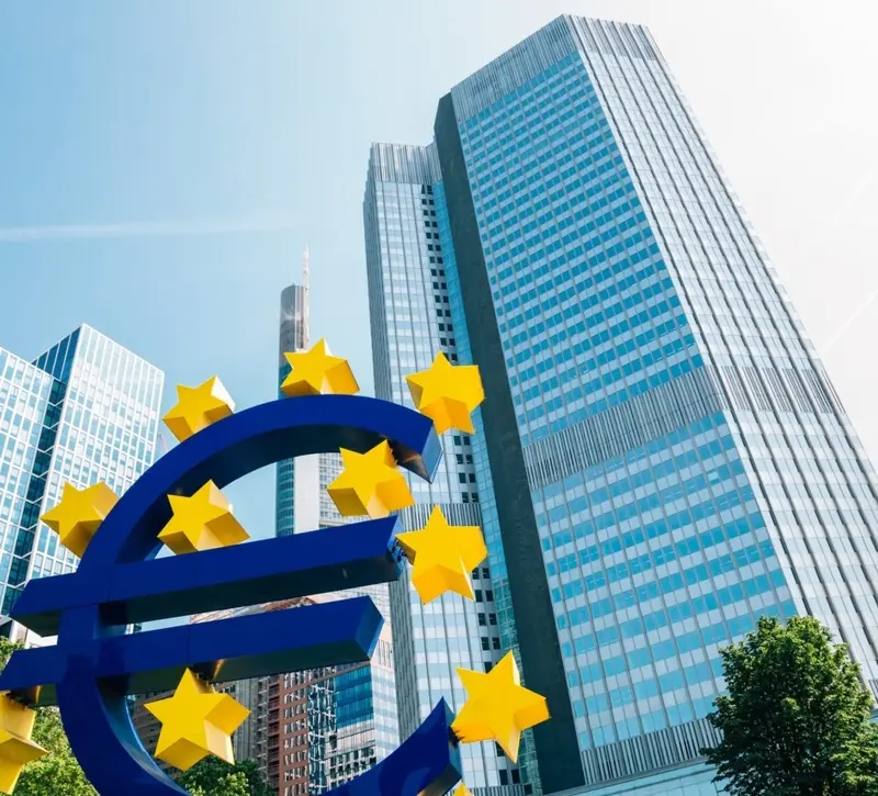 Δημοσκόπηση Bloomberg: «Παύση» τον Ιούλιο και τελευταία αύξηση επιτοκίων τον Σεπτέμβριο από την ΕΚΤ – Πότε θα αρχίσει η μείωση