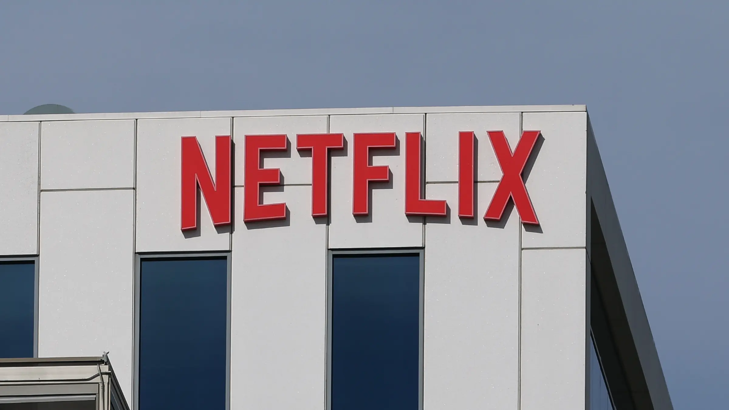 Netflix: «Αραιώνει» τα στοιχεία τηλεθέασης και η Wall Street ανησυχεί – Βουτιά 9% για τη μετοχή