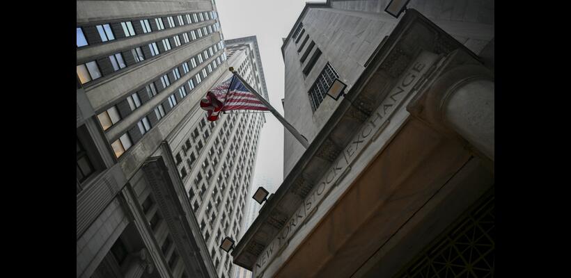 Wall Street: Στάση αναμονής ενόψει της επίσημης πρώτης του Κέβιν Γουόρς στη Fed