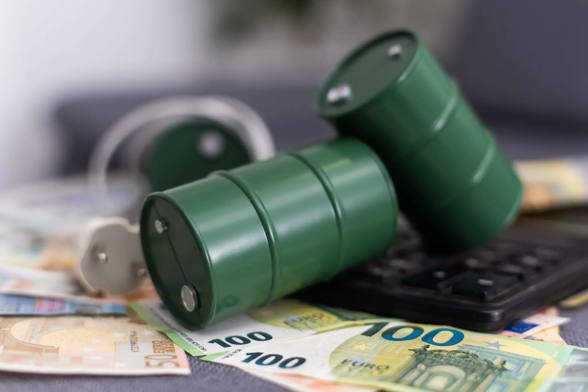 Πετρέλαιο: Υποχωρούν οι τιμές με το βλέμμα σε εκεχειρία ΗΠΑ-Ιράν – Στα 98 δολ. το Brent