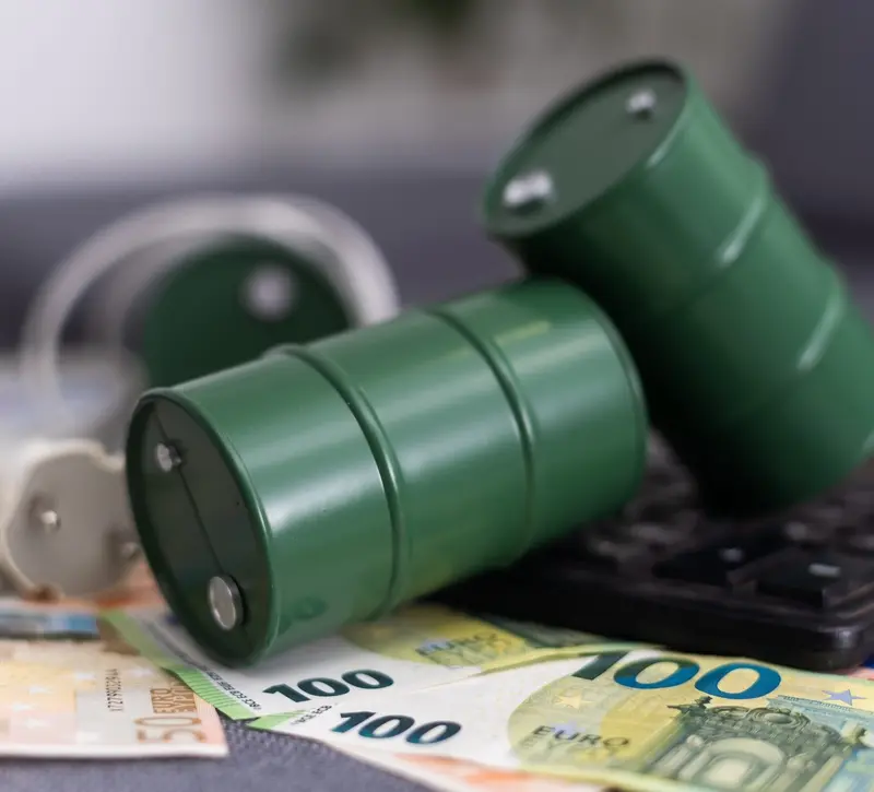 Πετρέλαιο: Υποχωρούν οι τιμές με το βλέμμα σε εκεχειρία ΗΠΑ-Ιράν – Στα 98 δολ. το Brent