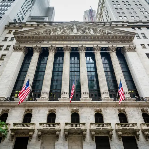 Wall Street: Αντιστέκεται στις γεωπολιτικές πιέσεις με το βλέμμα στη Fed