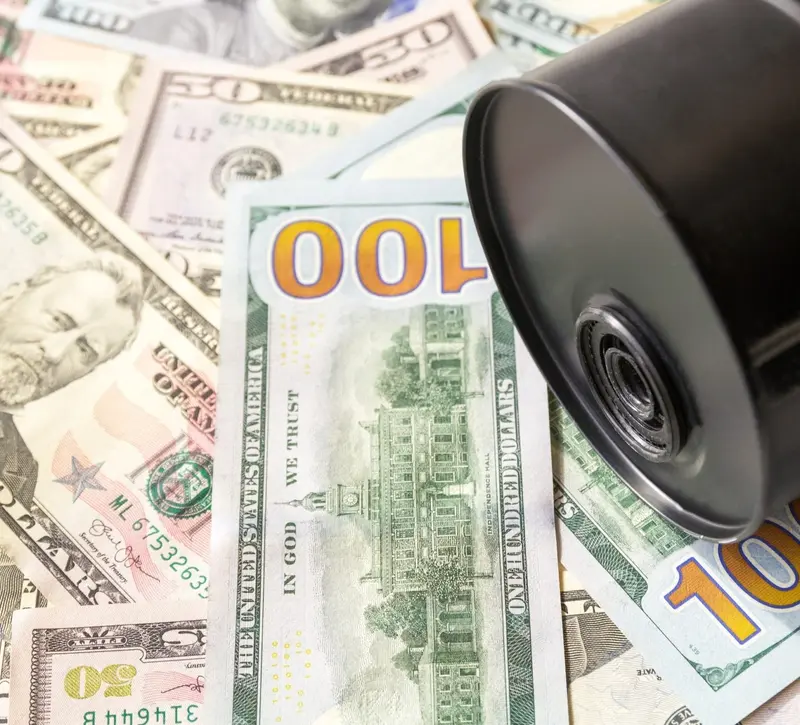 Στη «μέγγενη» του πετρελαίου παραμένει παγιδευμένη η αγορά ομολόγων