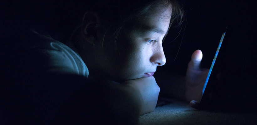 Οι πολλές ώρες μπροστά από την οθόνη καθυστερούν την ανάπτυξη των παιδιών