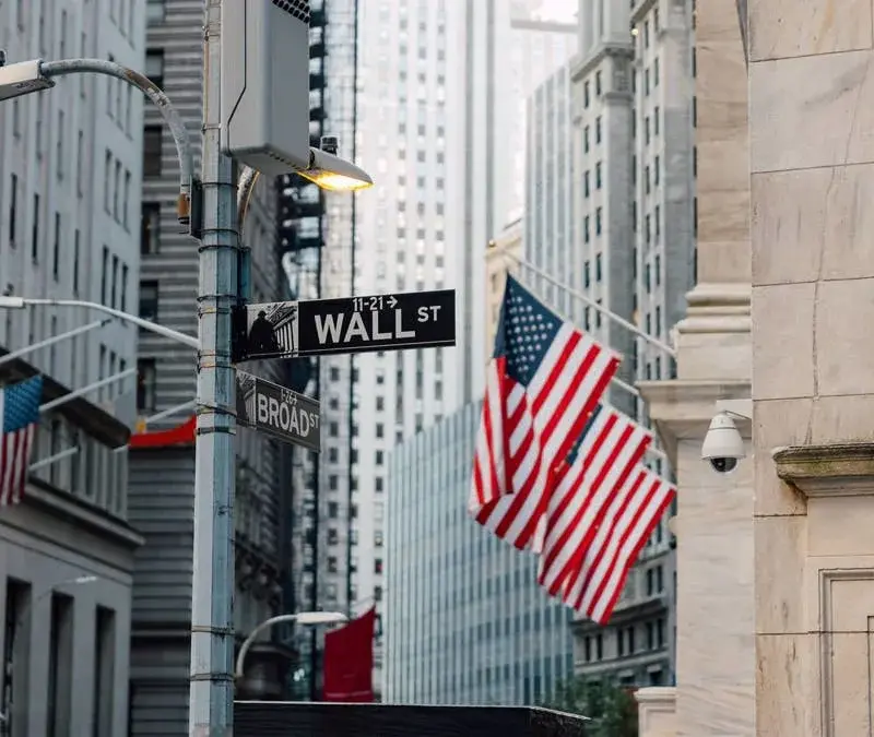 Wall Street: Δυναμικό rebound με φόντο τη συμφωνία ΗΠΑ-Ιράν και το ράλι της Intel
