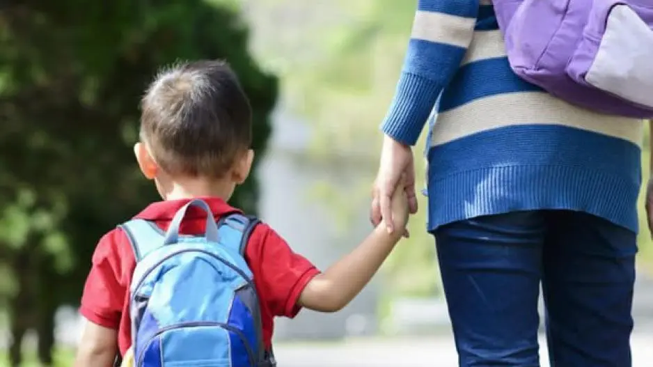 Άνοιξαν οι αιτήσεις για πληρωμένη γονική άδεια (vid)