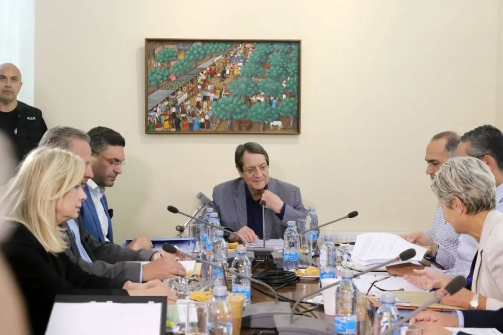 Επεκτείνονται τα κυβερνητικά μέτρα στήριξης των επιχειρήσεων