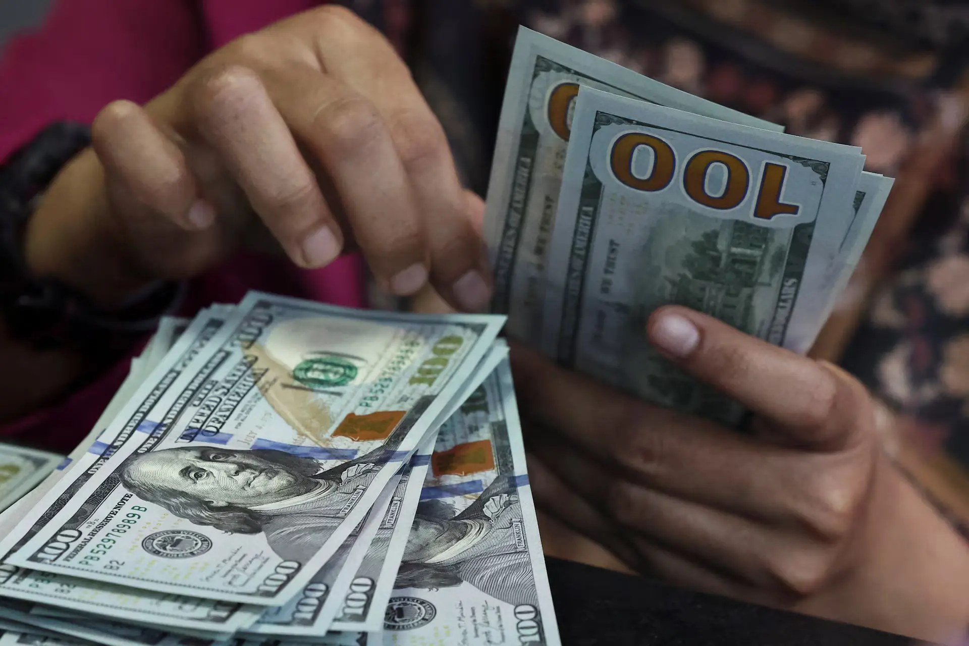 Δολάριο: Τα hedge funds ποντάρουν σε νέα άνοδο μετά το σήμα της Fed για υψηλότερα επιτόκια